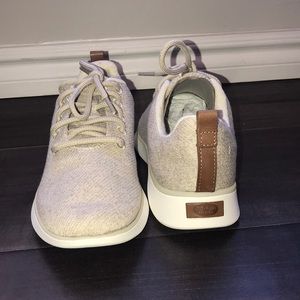 Dr Sholl’s Freestep tennis shoes in color oyster!